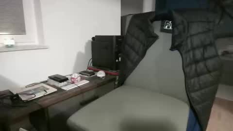 Snapshot of rolandloser1000 chatting on October 18, 5:46 pm rolandloser1000 online show from October 18, 5:46 pm