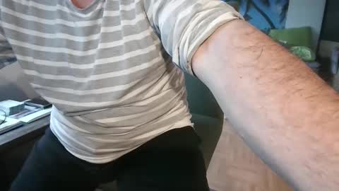 Snapshot of rolandloser1000 chatting on November 10, 8:13 am rolandloser1000 online show from November 10, 8:13 am