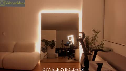 Valery Roldans online show from December 2, 3:23 am