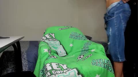 Snapshot of rolling_05 chatting on February 6, 12:37 am rolling_05 online show from February 6, 12:37 am