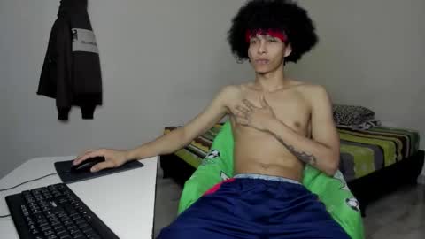 Snapshot of rolling_05 chatting on February 28, 9:05 pm rolling_05 online show from February 28, 9:05 pm