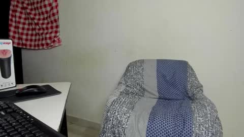 Snapshot of rolling_05 chatting on March 9, 2:04 am rolling_05 online show from March 9, 2:04 am