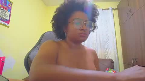 Snapshot of romantic_stargirl chatting on June 18, 9:30 pm Is A Belle online show from June 18, 9:30 pm