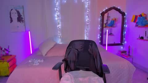 Snapshot of romirousexx chatting on October 23, 6:34 am Romi Rouse online show from October 23, 6:34 am