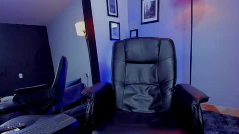 Snapshot of ronnie_crawford chatting on June 18, 5:50 pm ronnie_crawford online show from June 18, 5:50 pm