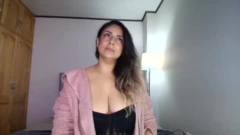 Snapshot of rosasanta8009 chatting on February 7, 10:08 am I am Rosa online show from February 7, 10:08 am