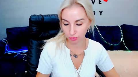 Snapshot of rose__shine chatting on September 19, 9:22 am rose  shine online show from September 19, 9:22 am