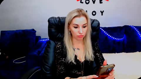 Snapshot of rose__shine chatting on October 18, 10:27 am rose  shine online show from October 18, 10:27 am
