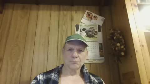 Snapshot of roses2u1958 chatting on January 1, 4:39 am roses2u1958 online show from January 1, 4:39 am