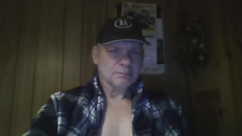 Snapshot of roses2u1958 chatting on January 3, 4:00 am roses2u1958 online show from January 3, 4:00 am
