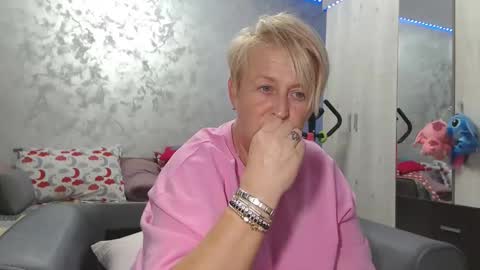 Lovepinklilly online show from April 5, 4:15 pm