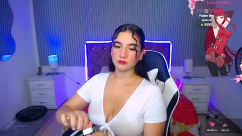 Snapshot of roses_liittle_ chatting on April 8, 5:07 am roses_liittle_ online show from April 8, 5:07 am