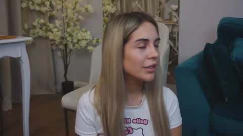 Snapshot of roshen_amira chatting on June 28, 12:49 am Amii online show from June 28, 12:49 am