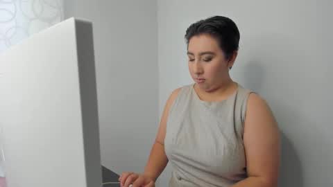 ROSSE DEMOND  online show from February 12, 9:32 pm