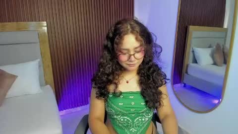 rossie_lanie_ online show from April 21, 7:39 pm