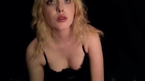 Snapshot of rosy_petal chatting on October 7, 11:07 am rosy_petal online show from October 7, 11:07 am