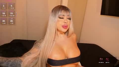 Snapshot of rouse_hallberg_ chatting on December 3, 12:07 am DREAM online show from December 3, 12:07 am