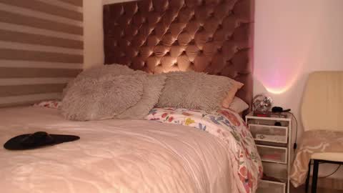 Rouss marie henao  online show from April 14, 12:05 am