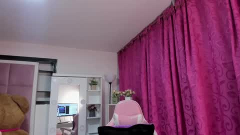 Snapshot of rousse_hills_ chatting on May 26, 11:12 pm rousse_hills_ online show from May 26, 11:12 pm
