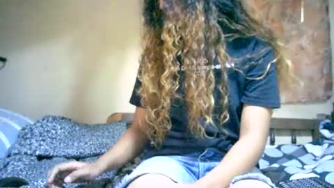 Snapshot of roxanne_98 chatting on January 18, 12:36 pm roxanne_98 online show from January 18, 12:36 pm