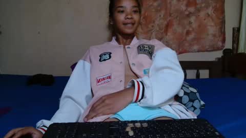 Snapshot of roxanne_98 chatting on February 23, 2:40 am roxanne_98 online show from February 23, 2:40 am