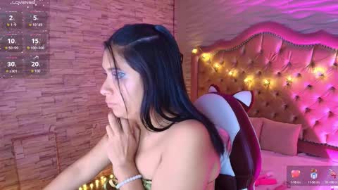 roxanne_han online show from September 14, 11:31 am