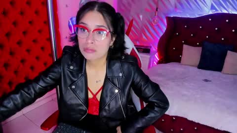 roxanne_han online show from April 22, 12:18 pm