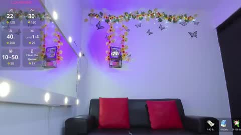 Snapshot of roxanne_jones1 chatting on February 13, 1:19 am roxanne online show from February 13, 1:19 am