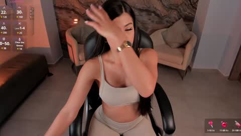 Roxanne Hill  online show from January 8, 11:43 am