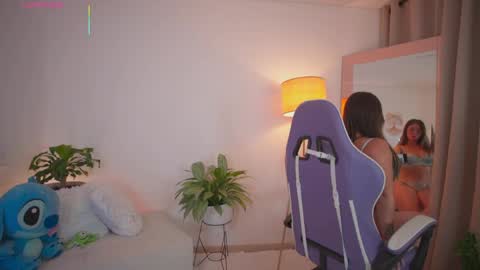 Snapshot of roxie_gates chatting on May 2, 2:49 am R O X I E online show from May 2, 2:49 am