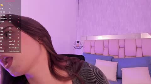 Snapshot of roxie_summers chatting on January 8, 1:53 am Roxie online show from January 8, 1:53 am