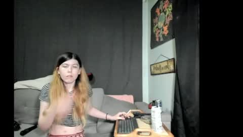 Snapshot of roxihazeleyes chatting on June 4, 11:49 am roxihazeleyes online show from June 4, 11:49 am