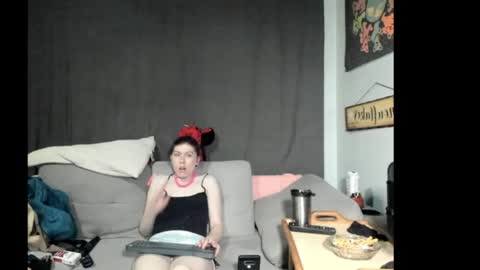 Snapshot of roxihazeleyes chatting on June 5, 1:17 pm roxihazeleyes online show from June 5, 1:17 pm