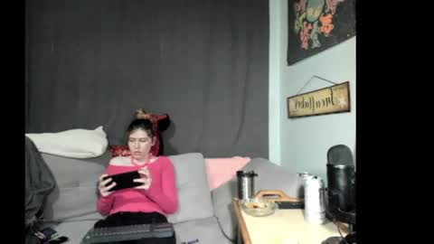 Snapshot of roxihazeleyes chatting on June 6, 1:38 pm roxihazeleyes online show from June 6, 1:38 pm