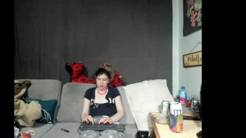 Snapshot of roxihazeleyes chatting on June 8, 1:28 am roxihazeleyes online show from June 8, 1:28 am