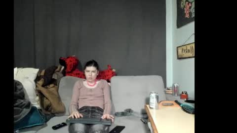 Snapshot of roxihazeleyes chatting on June 9, 10:16 am roxihazeleyes online show from June 9, 10:16 am