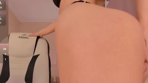 Snapshot of roxy_wet chatting on November 23, 1:33 pm Roxy follow me online show from November 23, 1:33 pm