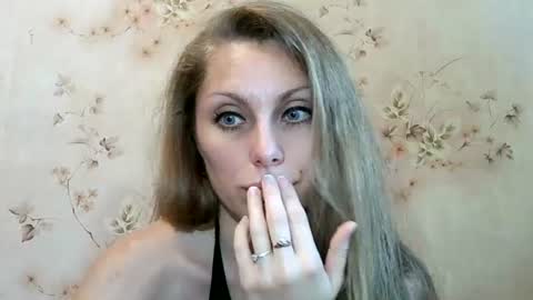 Snapshot of roxyfox18x chatting on June 16, 7:33 am roxyfox18x online show from June 16, 7:33 am