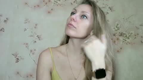 Snapshot of roxyfox18x01 chatting on December 2, 10:42 am roxyfox18x01 online show from December 2, 10:42 am