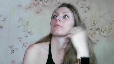 roxyfox18x01 online show from June 2, 7:32 am