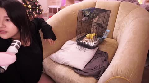 Snapshot of roxysuh chatting on December 19, 8:23 am roxysuh online show from December 19, 8:23 am