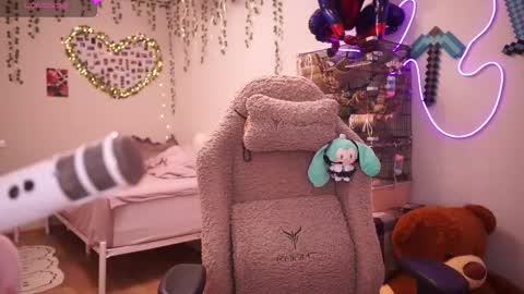 Snapshot of roxysuh chatting on November 9, 8:12 am roxysuh online show from November 9, 8:12 am