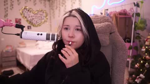 roxysuh online show from January 16, 7:45 am