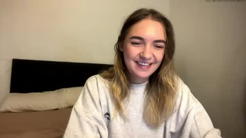 Snapshot of roxysweetdream chatting on May 1, 12:43 pm Roxy online show from May 1, 12:43 pm