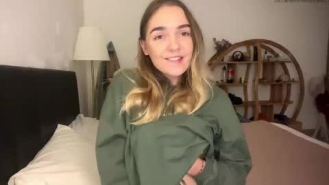 Snapshot of roxysweetdream chatting on May 11, 2:45 pm Roxy online show from May 11, 2:45 pm