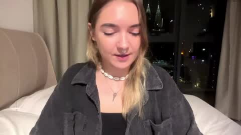 Snapshot of roxysweetdream chatting on May 21, 2:24 pm Roxy online show from May 21, 2:24 pm