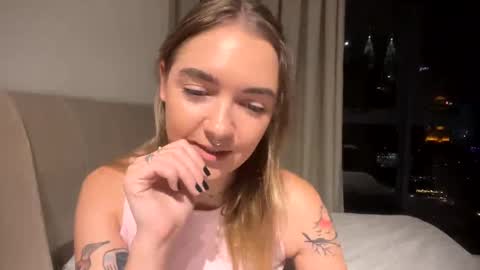 Snapshot of roxysweetdream chatting on May 24, 2:22 pm Roxy online show from May 24, 2:22 pm