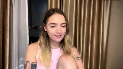 Snapshot of roxysweetdream chatting on May 27, 2:25 pm Roxy online show from May 27, 2:25 pm