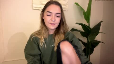 Snapshot of roxysweetdream chatting on June 1, 12:29 pm Roxy online show from June 1, 12:29 pm