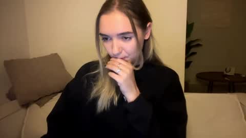 Snapshot of roxysweetdream chatting on June 7, 12:42 pm Roxy online show from June 7, 12:42 pm